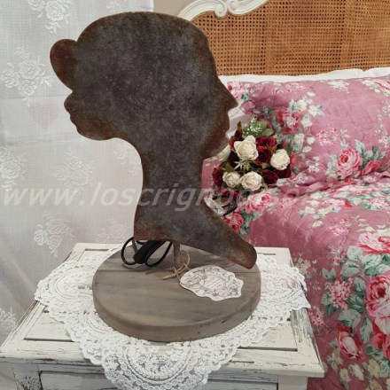 Lampada da tavolo con busto di una donna, serie Certosa firmata Blanc Mariclò. Vista laterale