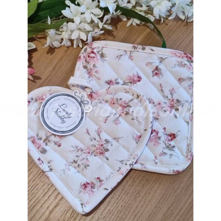 Coppia di presine shabby chic, una quadrata e una a cuore, serie Garden di Lovely Shabby. Vista dall'alto