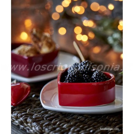 Coppetta a forma di cuore, in ceramica, colore rosso, firmata Luxe Lodge. Vista ambientata