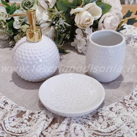 Set bagno composto da 3 pezzi in ceramica bianca della collezione Riviera di Luxe Lodge. Vista frontale