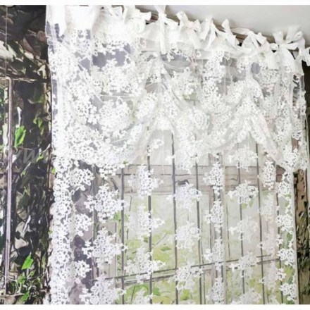 Mantovana shabby chic in pizzo Flora decorato, firmata Chez Moi. Misura 160x55 cm. Vista frontale