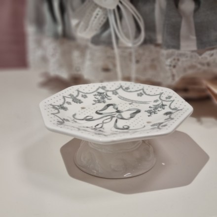 Portasapone shabby in ceramica decorata, serie Dentelle Aquarelle di Mathilde M. Vista frontale