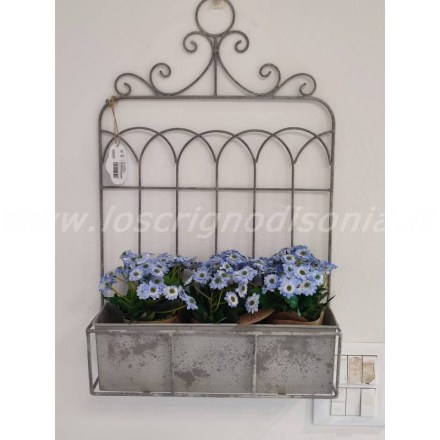 Portavasi da muro in stile shabby chic realizzato in metallo da Nuvole di Stoffa. Vista frontale