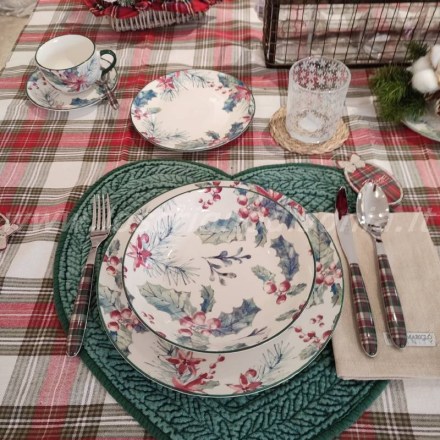 Set 2 posti tavola shabby chic con decoro agrifoglio della serie Annabel di Nuvole di Stoffa. Vista dall'alto