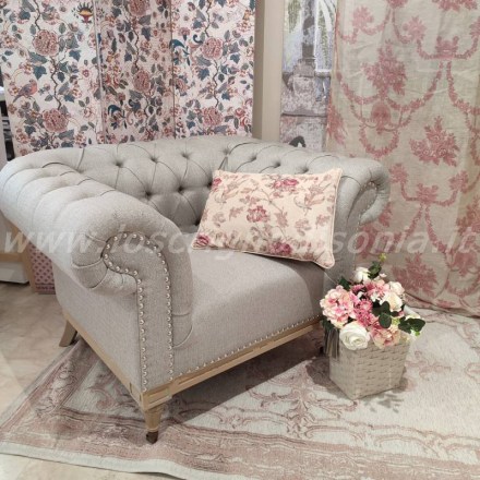 Poltrona shabby chic con lavorazione capitonnè, serie Soave Armonia di Blanc Mariclò. Vista ambientata