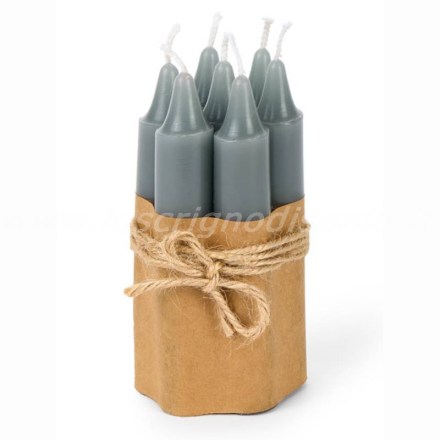 Set di candele grigie prodotte da Nuvole di Stoffa, composto da 7 pezzi di altezza 11 cm. Vista frontale