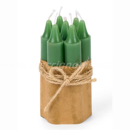 Set di candele verdi prodotte da Nuvole di Stoffa, composto da 7 pezzi di altezza 11 cm. Vista frontale