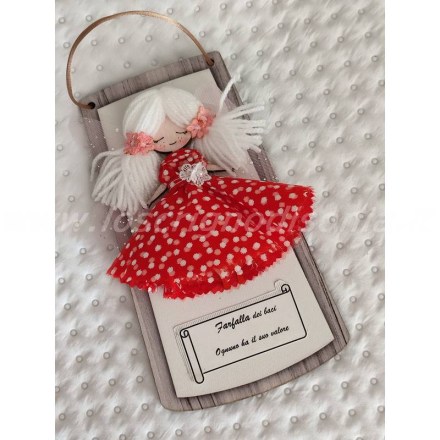 Targhetta decorativa shabby chic con bambolina in tessuto e dedica: Farfalla dei baci. Vista dall'alto