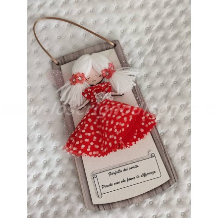 Targhetta decorativa shabby chic con bambolina in tessuto e dedica: Farfalla dei sorrisi. Vista dall'alto
