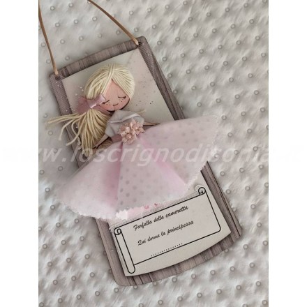 Targhetta decorativa shabby chic con bambolina in tessuto e dedica: Farfalla della cameretta. Vista dall'alto
