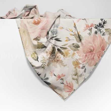 Telo arredo / copriletto matrimoniale con stampa floreale, serie Tina di S&G Home. Vista ambientata