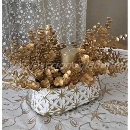 vaso-con-decorazioni-eucalipto-dorato-e-candela-di-edg-2