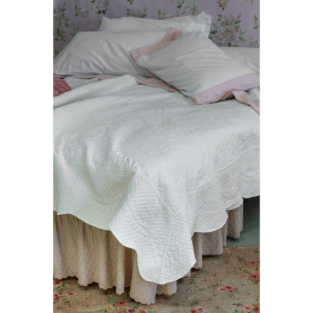 Vestiletto matrimoniale in cotone con un volant, colore beige scuro, serie Sangallo. Vista angolare