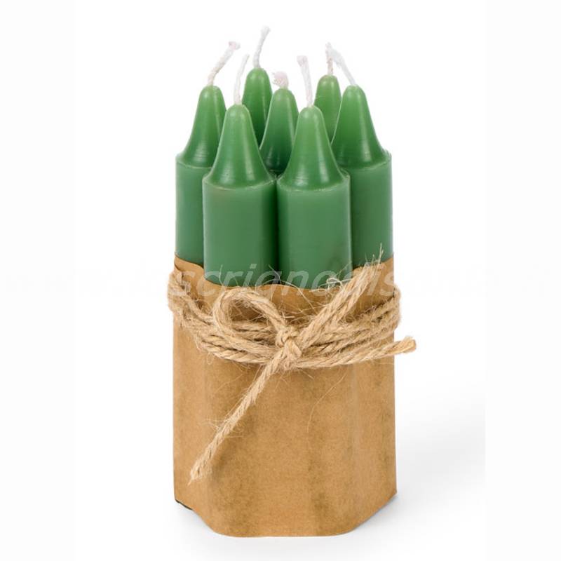 Set di candele verdi prodotte da Nuvole di Stoffa, composto da 7 pezzi di altezza 11 cm. Vista frontale