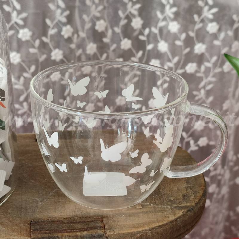 Tazza in vetro borosilicato con farfalle decorate della serie My Home di Nuvole Di Stoffa. Vista frontale