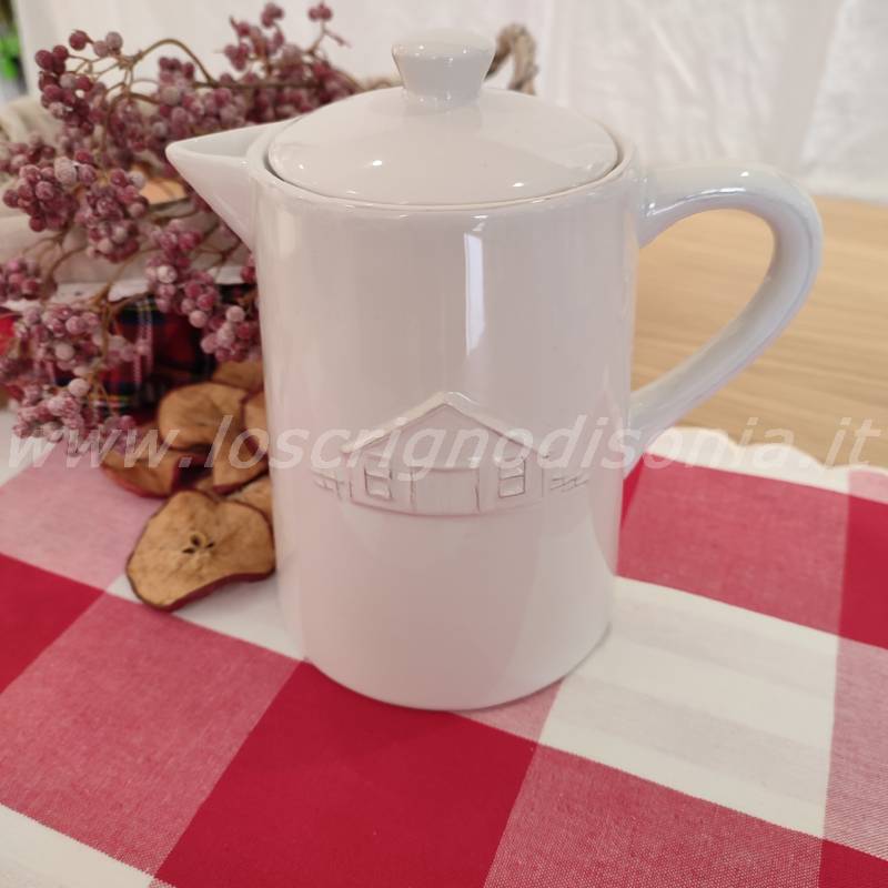 Teiera shabby chic in ceramica con una casetta decorata firmata La Fabbrica Del Verde. Vista frontale