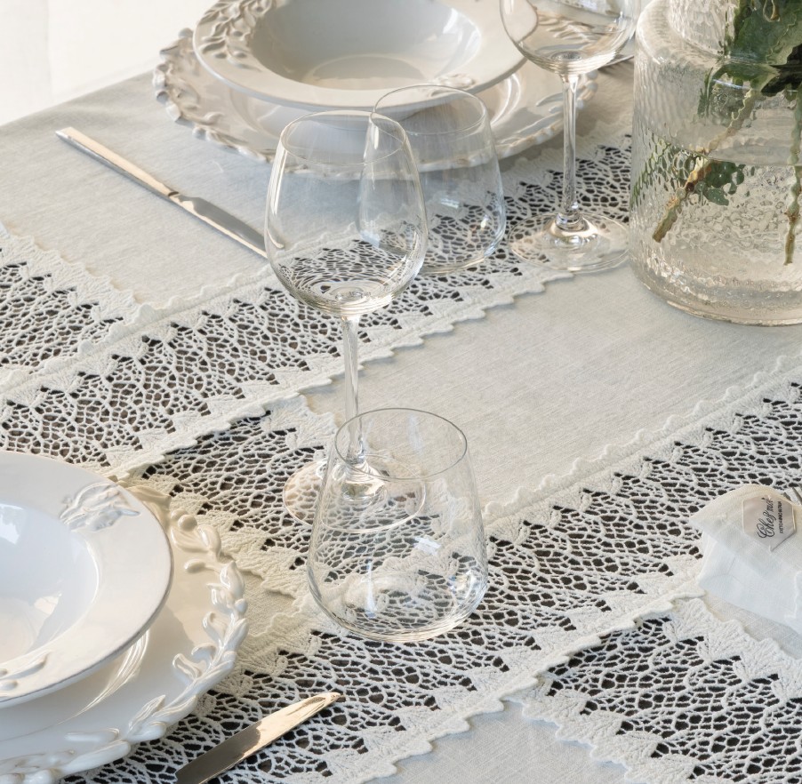 Tovaglia REA 85x85 cm Grigia: Centrotavola Traforato Elegante e Lavabile
