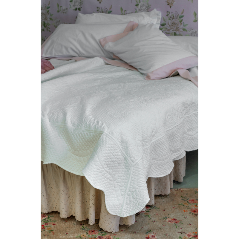 Vestiletto matrimoniale in cotone con un volant, colore beige scuro, serie Sangallo. Vista angolare